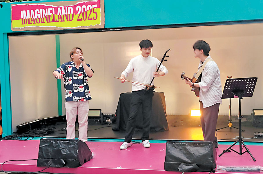 ●左起:Beatboxer蘇子麟、朱云編和結他手Luka合作演出。 梁靜儀 攝