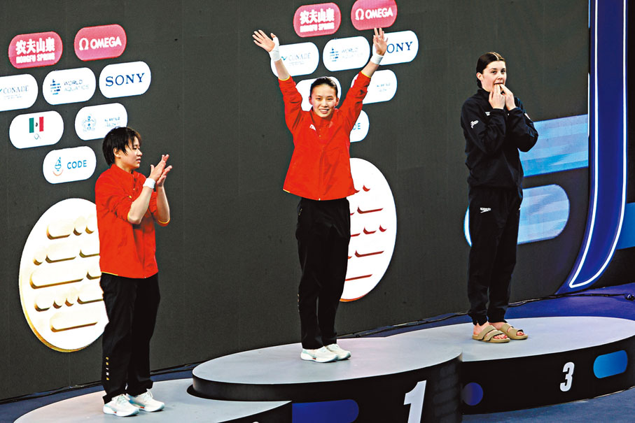 ●陳芋汐(中)、全紅嬋(左)和西里埃在頒獎儀式上。 新華社
