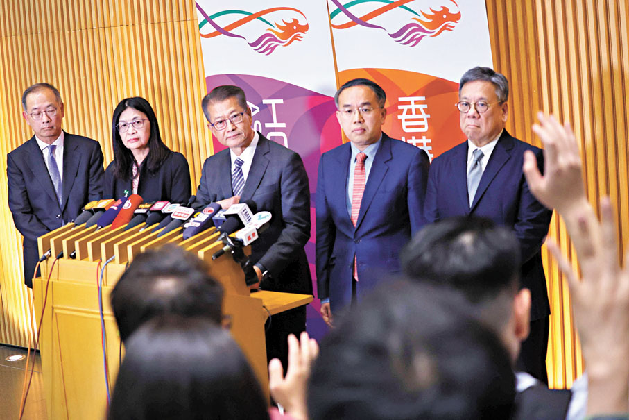 ●財政司司長陳茂波(中)昨聯同多位財金官員在政府總部會見傳媒。 香港文匯報記者北山彥 攝