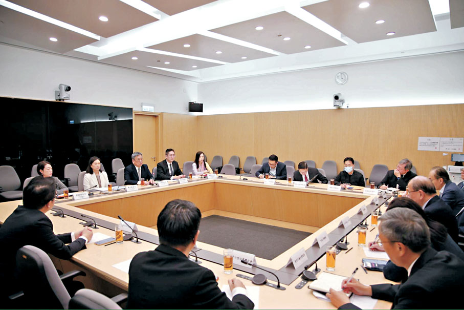 ●丘應樺昨與本地10個商會會面時表示,政府會致力協助企業應對當前挑戰,繼續支援它們拓展新市場及升級轉型以應對環球貿易格局的變化。商經局Facebook圖片