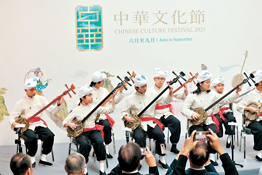 ●圖為三弦青年表演者。香港文匯報記者北山彥 攝