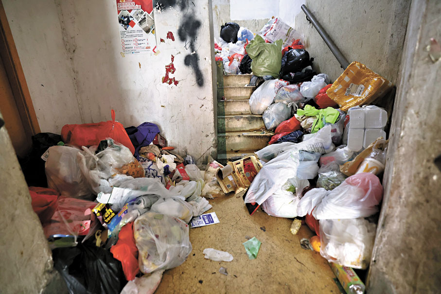 ●梯間堆積大量生活垃圾無人清理,散發惡臭。香港文匯報記者劉友光 攝
