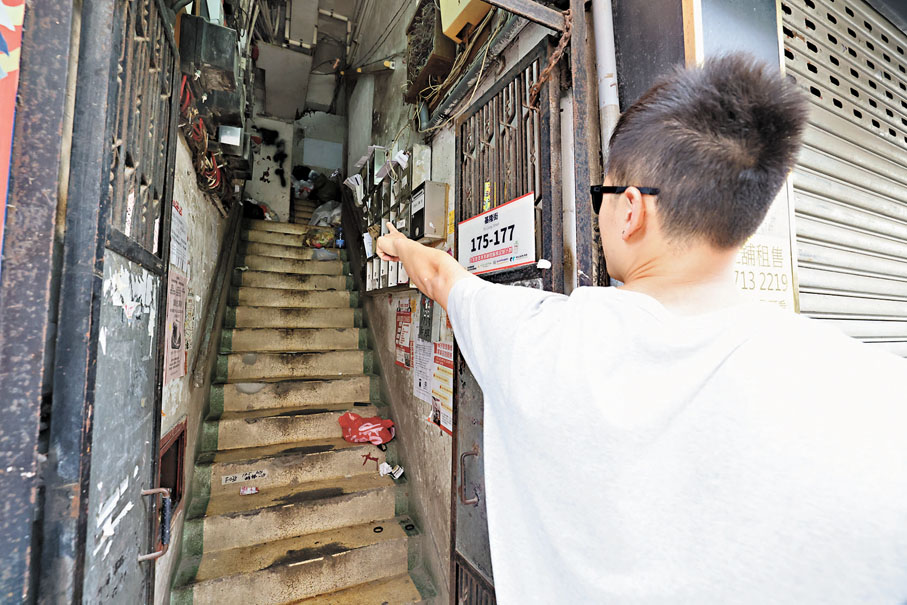 ●林先生指有住戶隨手將垃圾包括初生嬰兒的尿片丟在梯間。香港文匯報記者劉友光 攝