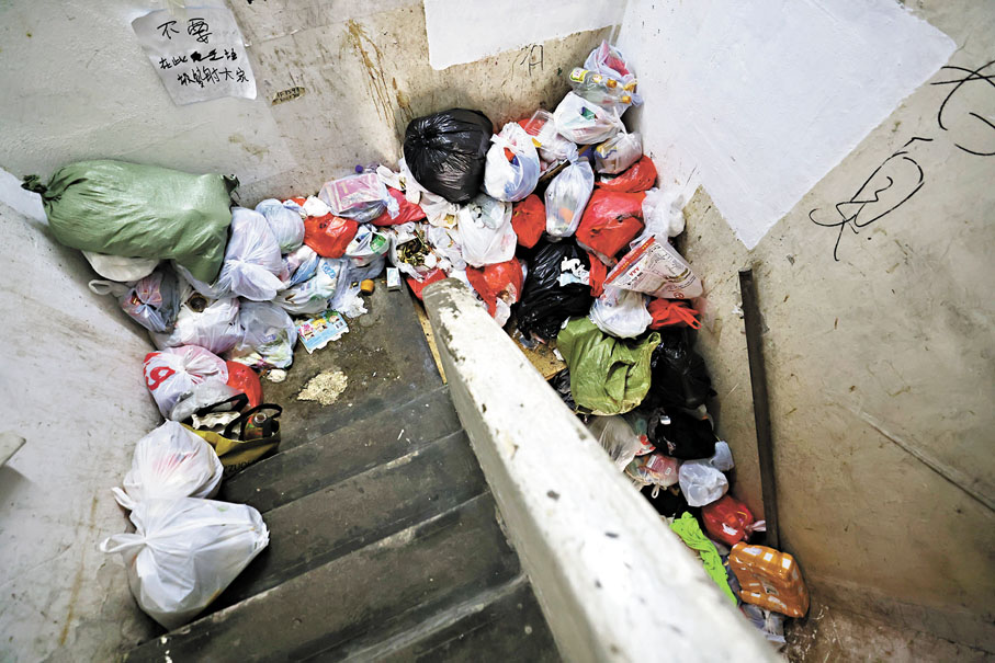 ●現場為深水埗基隆街175號一棟舊式唐樓大廈,大廈梯間的大量生活垃圾佔據大半通道及發出惡臭。 香港文匯報記者劉友光 攝
