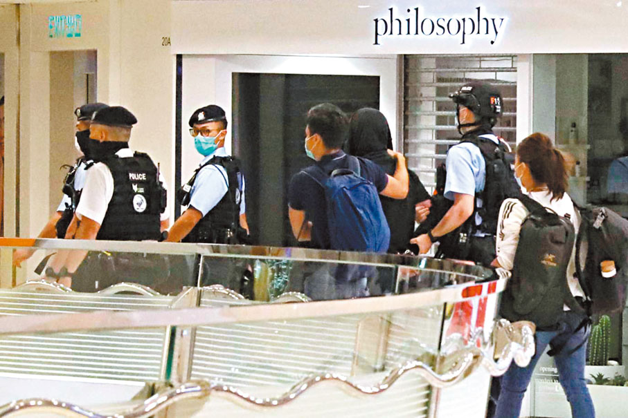 ●2020年5月13日有多名黑衣人破壞新城市廣場喜茶分店,警員拘捕及帶走疑犯。 資料圖片