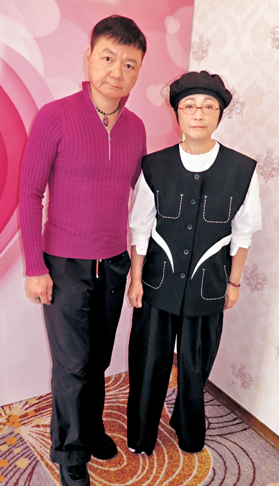 ●苑瓊丹為艾威牽線做直播為太太撲「醫藥費」。 阿祖 攝