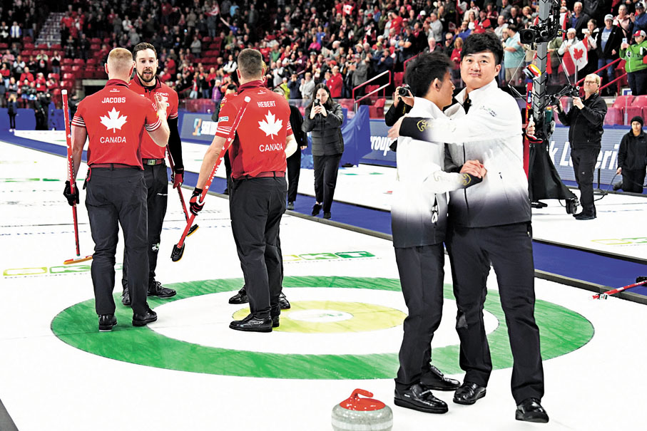 ●國家隊選手徐曉明(右一)和費學清在比賽後擁抱。 新華社