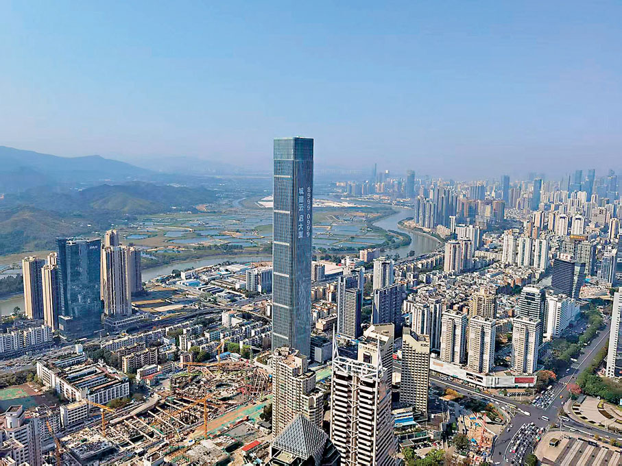 ●從深圳地王大廈眺望河套地區。作者供圖