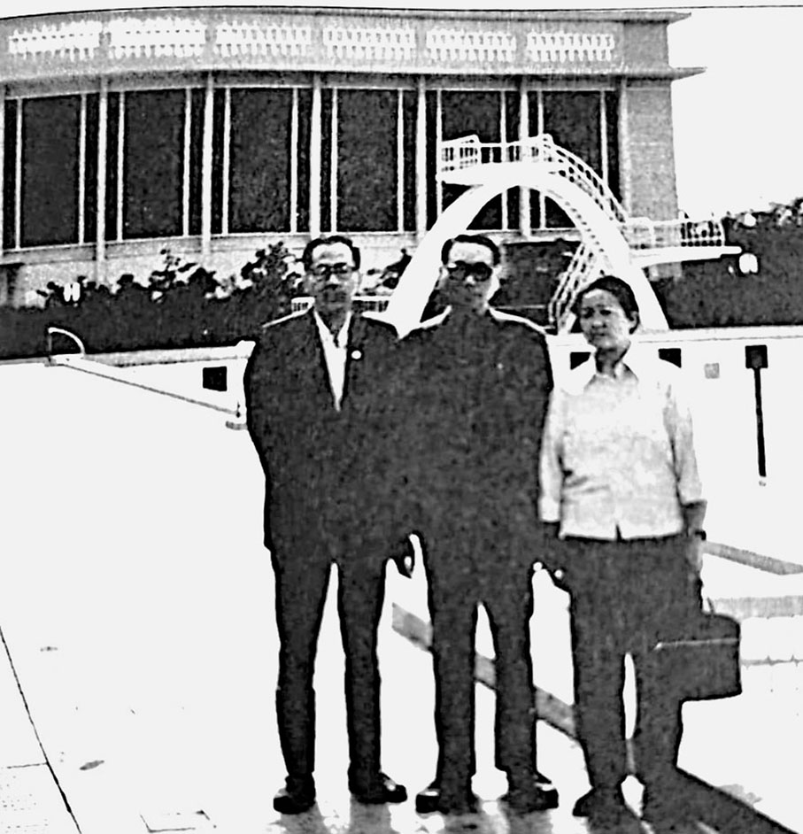 ●1980年,張雲楓與《東江之水越山來》監製梁上苑(原香港新華分社副社長)夫婦合攝。 作者供圖