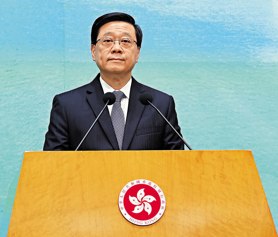 ●李家超表示，面對美國濫施關稅，特區政府會從七方面加大力量鞏固香港優勢。香港文匯報記者黃艾力  攝