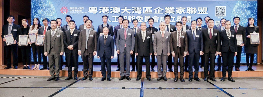 ●前排左起:嚴剛、譚岳衡、冼漢廸、黃志光、孫東、蔡冠深、李永勝、蔣學禮、盧金榮、邱達根、黃俊碩出席成立儀式。