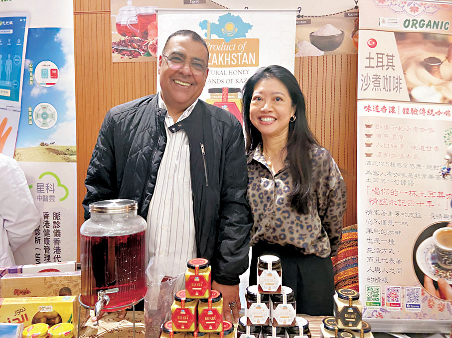 ●埃及展商May Cheung(右)。香港文匯報記者張茗 攝