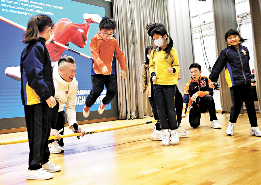 ●侯斌帶來橫杆,並邀請數名同學到台上互動,鼓勵同學們要胸懷冠軍夢。 香港文匯報記者涂穴 攝