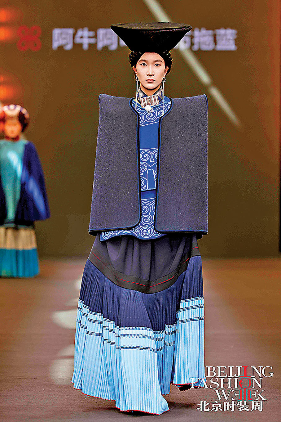 ●「阿牛阿呷」作品展示大涼山布拖「蕢染」與彝族服飾設計。