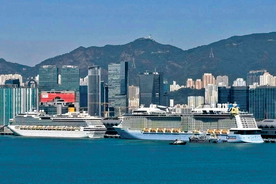 ●兩艘大型郵輪海洋光譜(Spectrum of the Seas)號和Costa Serena號曾同時停泊在啟德郵輪碼頭。資料圖片