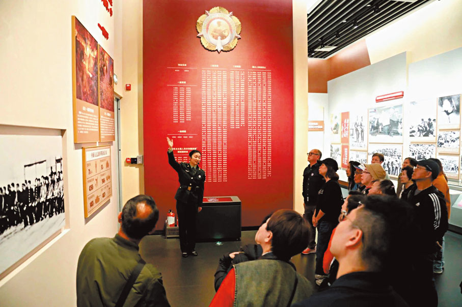 ●解放軍講解員向元朗區厦村鄉鄉民介紹歷史。「香江礪劍」圖片