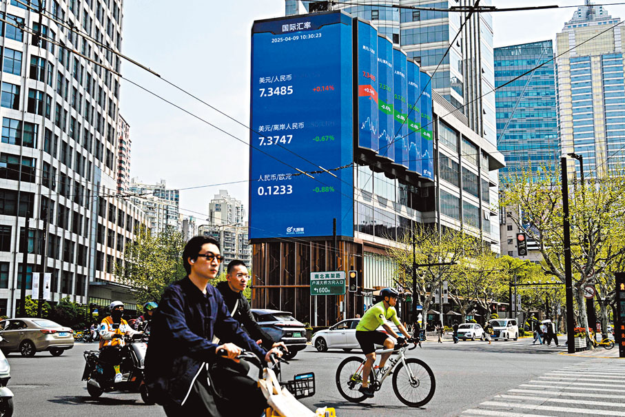●路透引述三位消息人士透露,中國人民銀行近日指導大型國有銀行暫緩自營購匯。 美聯社