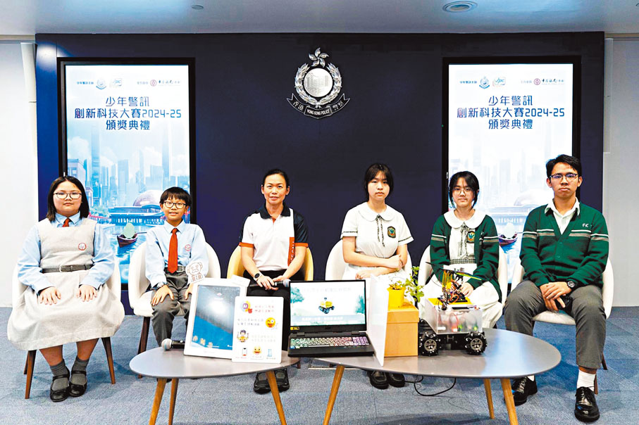 ●啟基學校學生曹密菲(左一)和郭納衡(左二)製作的「好Tongue得」助長者解決吞嚥困難奪得高小組冠軍。右一至右三為初中組冠軍鳳溪第一中學。