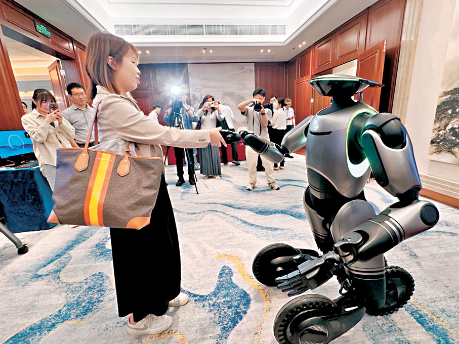 ●人形機器人走進發布會現場與記者互動。香港文匯報記者盧靜怡 攝