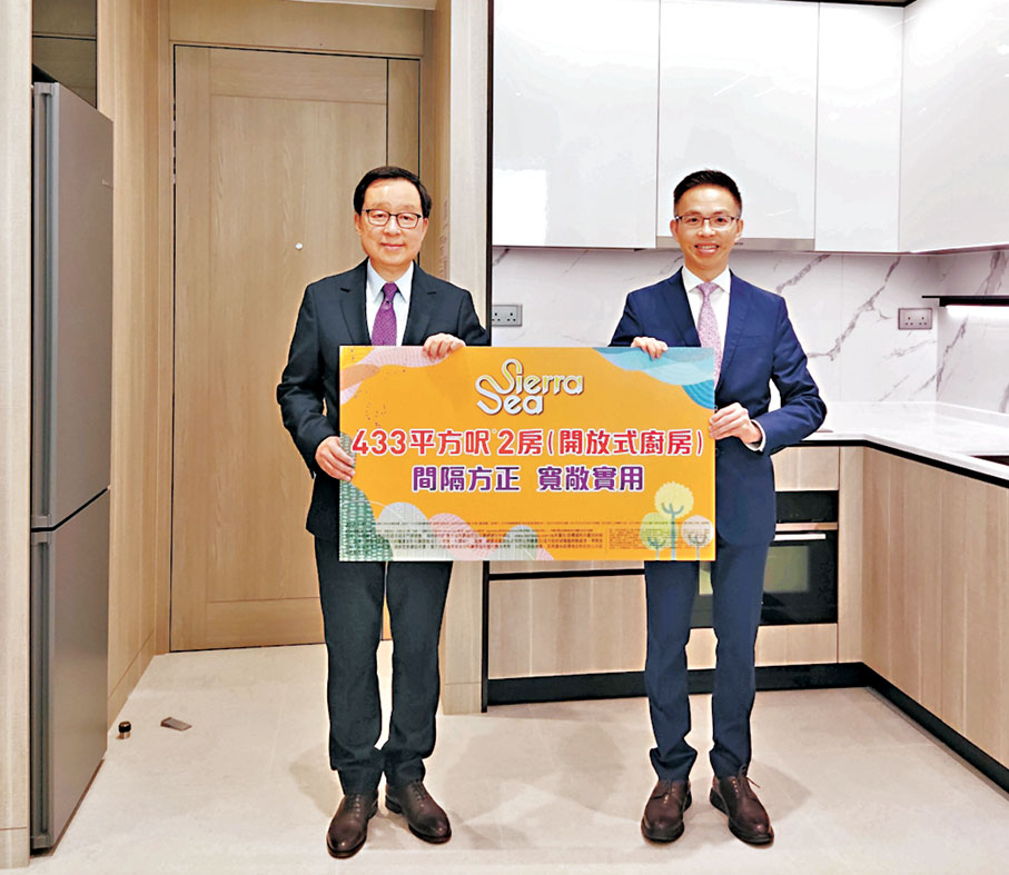 ●新地副董事總經理雷霆(左)看好第二季新盤交投。旁為新地代理執行董事陳漢麟。 香港文匯報記者梁悅琴 攝