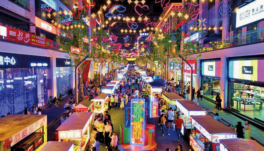 ●消費是中國經濟增長的重要引擎,圖為遊客及市民在商業街逛街購物。 (新華社)