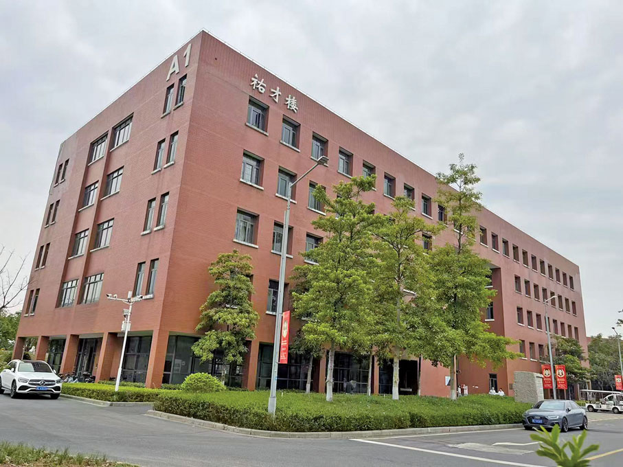 ●鄧祐才多年來捐款予佛山大學,其行政辦公樓冠以其名「祐才樓」。