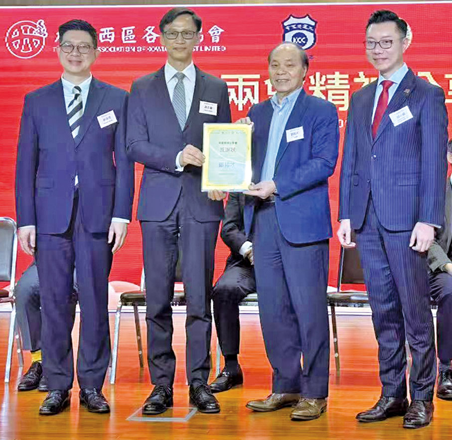 ●2025年3月30日,鄧祐才(右二)作為主講嘉賓出席由香港成都社團總會、九龍西區各界協會、香港南海同鄉總會、九龍總商會聯合主辦的兩會精神分享會。