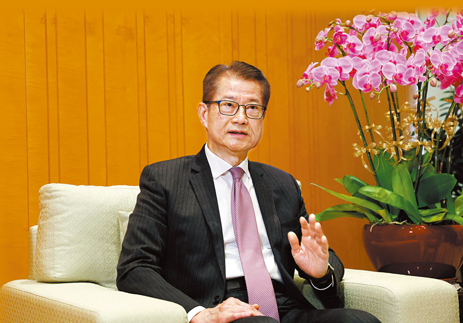 ●香港特區政府財政司司長陳茂波日前接受香港文匯報訪問。香港文匯報記者曾興偉 攝
