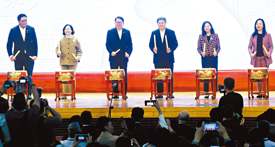 ●主禮嘉賓在活動啟動儀式上一同擊鼓,鼓勵大家攜手同行。 香港文匯報記者郭木又 攝
