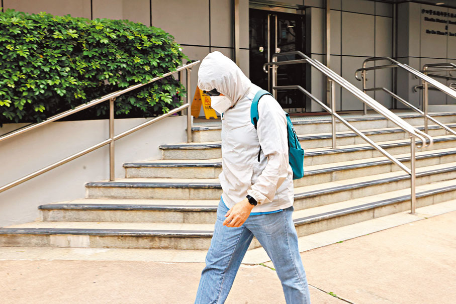 ●許穎婷的父親受查後離開馬鞍山警署。香港文匯報記者劉友光 攝