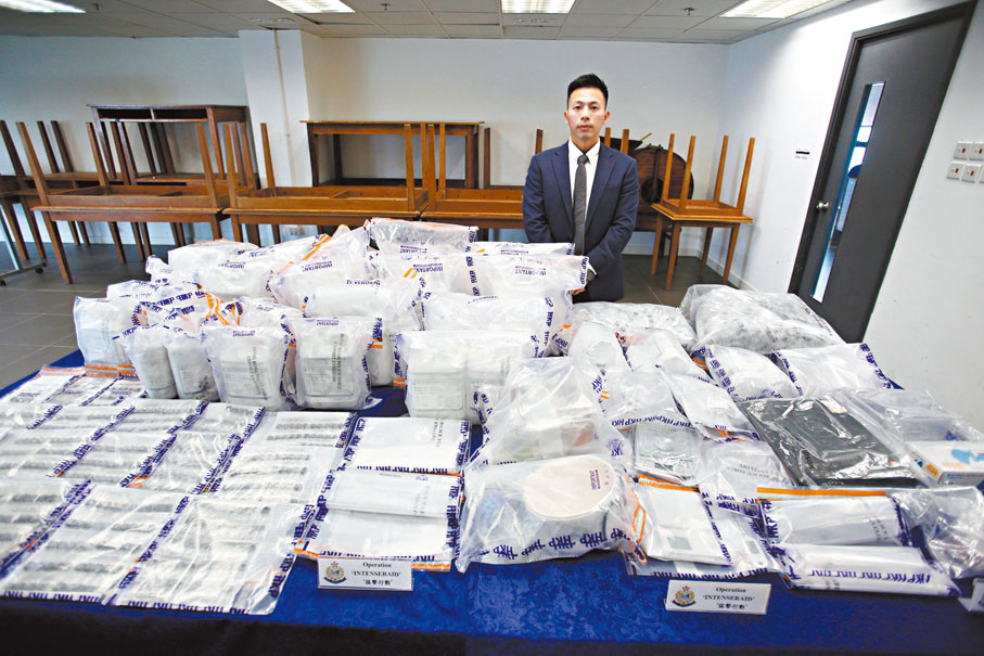 ●警方展示在上水金錢村太空油毒品製造工場檢獲的大批證物。