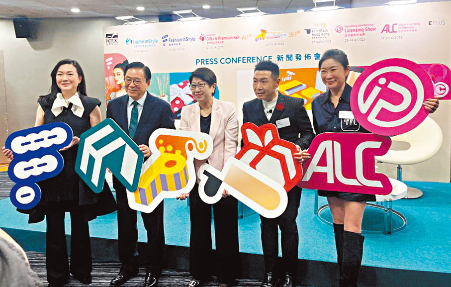 ●貿發局月底一周將舉行七大展覽。圖為林健鋒（左二）、張淑芬（左三）。香港文匯報記者馬翠媚  攝