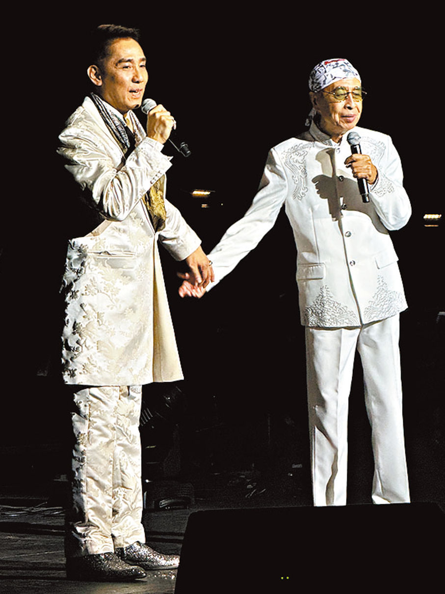 ●葉振棠(右)和莫鎮賢合唱《難為正邪定分界》。子棠 攝