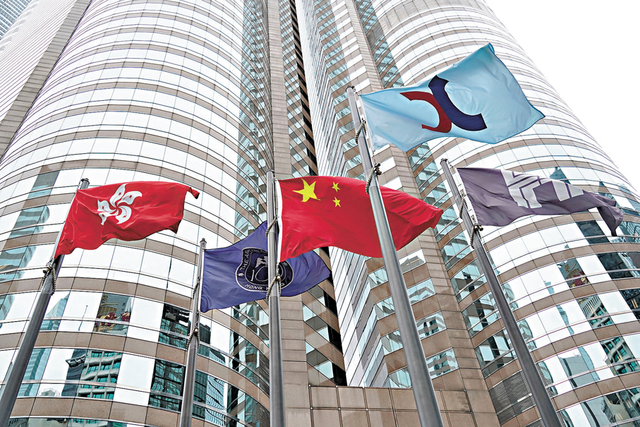 ●瑞銀指,雙重上市的中概股,在香港股票的比例在過去3年中增加30個百分點,達到總市值的60%左右。 資料圖片