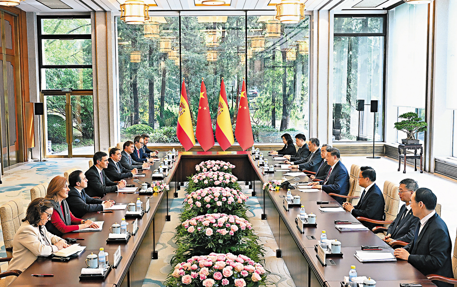 ●習近平在會見西班牙首相桑切斯時談及美國打關稅戰。習近平強調,打關稅戰沒有贏家,同世界作對,將孤立自己。 新華社