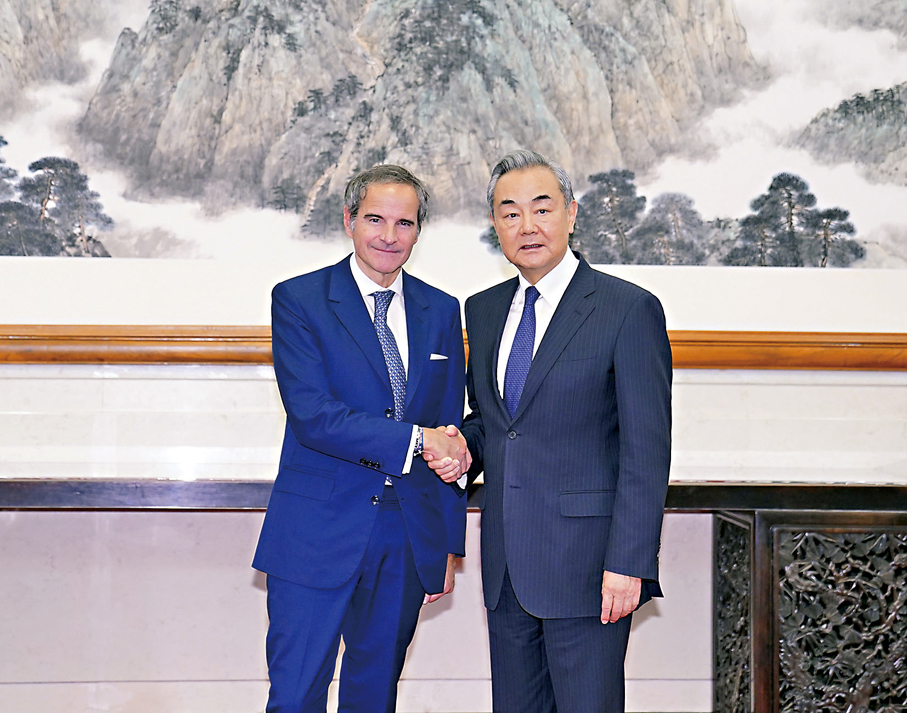 ●4月11日,中共中央政治局委員、外交部長王毅在北京會見國際原子能機構總幹事格羅西。 新華社