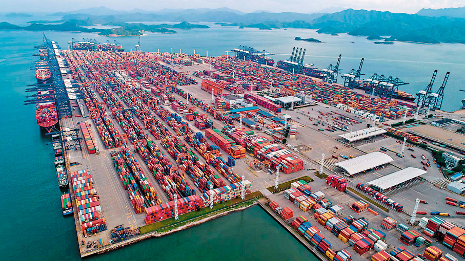 ●關稅戰令外貿企業出口受阻,內地零售企業出手相助。圖為深圳鹽田港。香港文匯報記者李昌鴻 攝