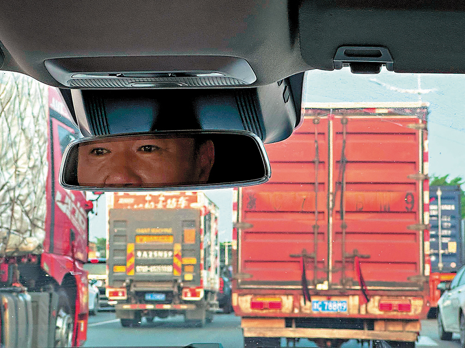 ●從廣州到東莞途中，一路上都被大貨櫃車佔據視線。 香港文匯報記者盧靜怡  攝