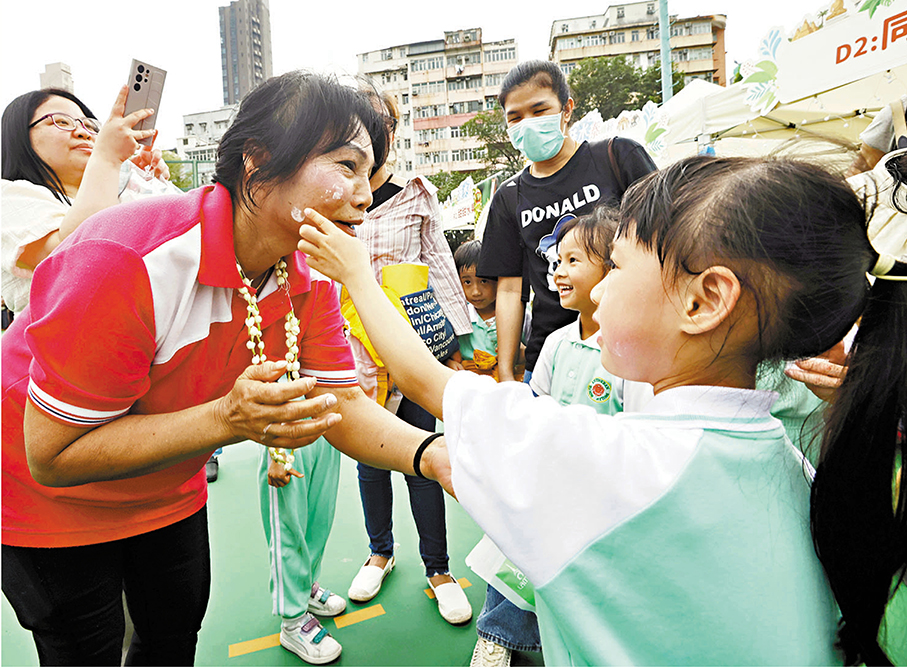 ●一班幼稚園小朋友體驗泰式傳統祈福儀式，在面頰點塗白色粉末。