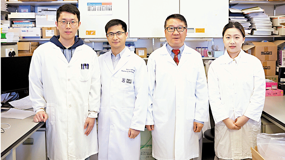 ●涂文偉(右二)指新方法對治療黑色素瘤具有極大的臨床應用潛力。港大圖片