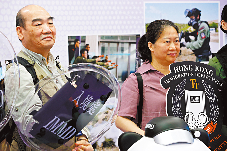 ●退休海關人員焦先生夫婦。 香港文匯報記者萬霜靈  攝