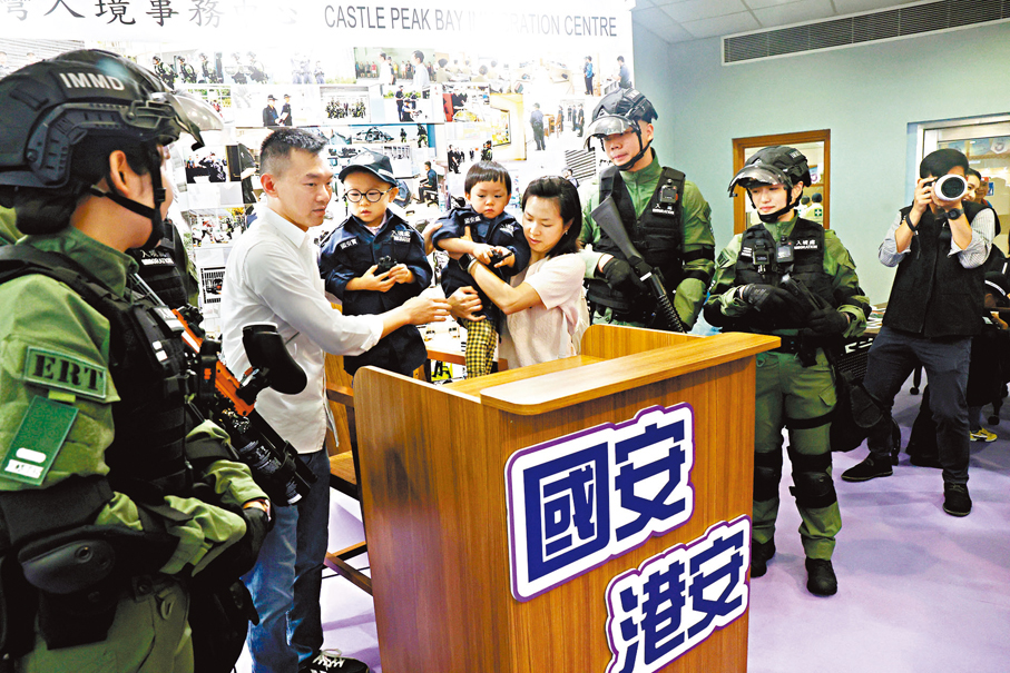 ●市民與入境處執法人員合影留念。香港文匯報記者萬霜靈  攝