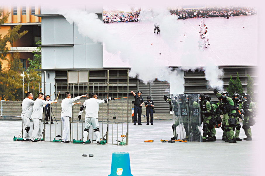 ●入境處向前來參觀的市民展示反恐演習。   香港文匯報記者萬霜靈  攝