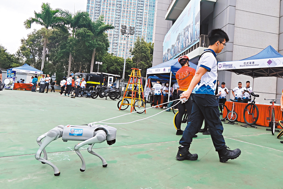 ●民安隊展示機器狗等科技產品。 香港文匯報記者涂穴  攝