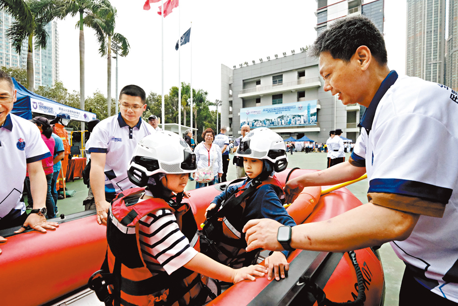 ●小朋友體驗民安隊的水災救援艇。 香港文匯報記者涂穴  攝