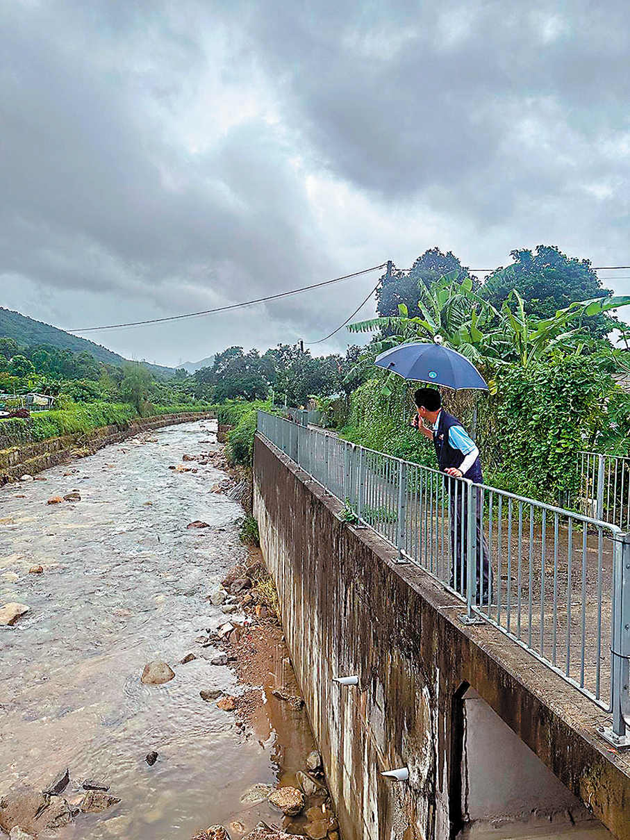 ●大埔區議員陳灶良昨日冒風雨巡區。