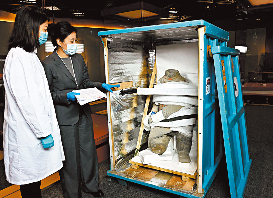 ●圖為康文署文物修復辦事處人員和陝西的專家檢查秦代跪射俑的身體部分。