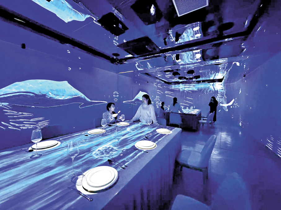 ●5D全息技術創新性融入酒店宴會中，觀眾可在不同場景下品嘗美食。香港文匯報記者胡永愛  攝