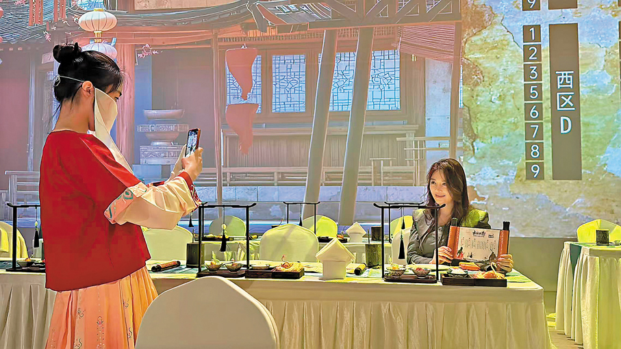 ●《大話西遊》光影劇版服務員身穿古裝，顧客進入場景即可拍照打卡。香港文匯報記者胡永愛  攝