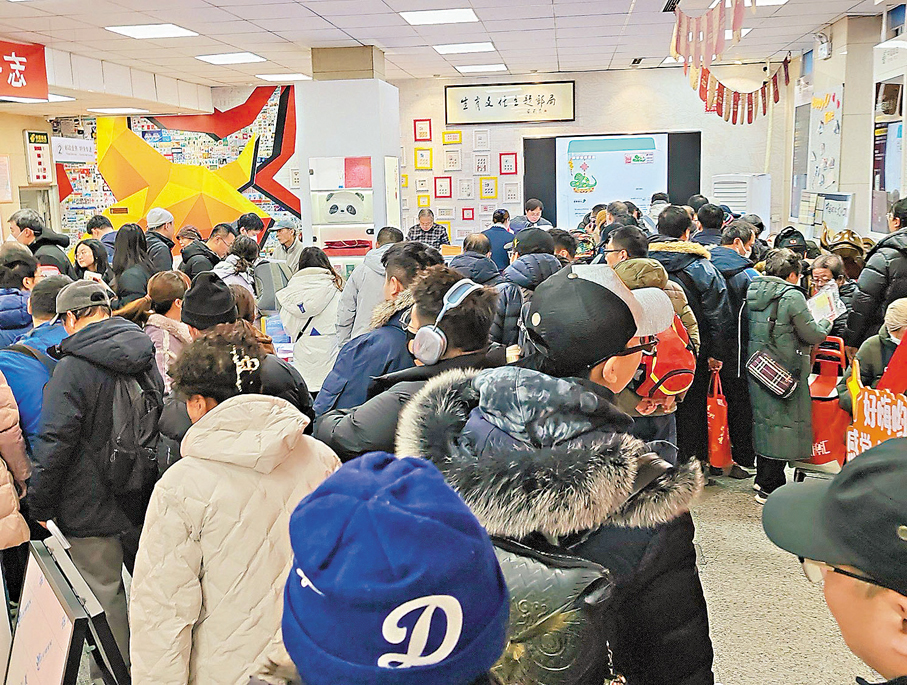 ●《乙巳年》蛇年特種郵票1月發行，有郵迷凌晨開始排隊。   香港文匯報北京傳真